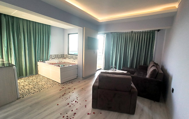 Jakuzili Suit interior